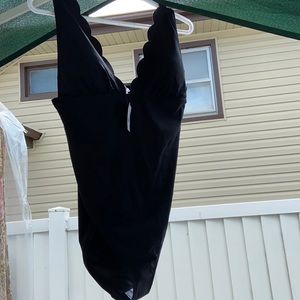 Women’s 1 pc swimsuit. Size: Lrge -never worn.